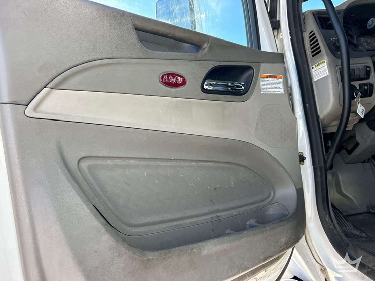 2020-peterbilt-567-image-11