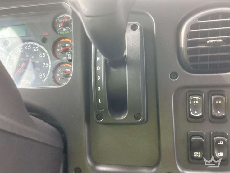 2019-freightliner-m2-106-image-28