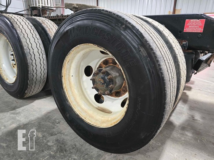 2013-volvo-vnl64t300-image-22