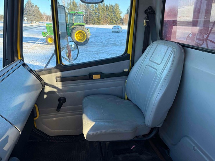 1984-freightliner-fl70-image-44