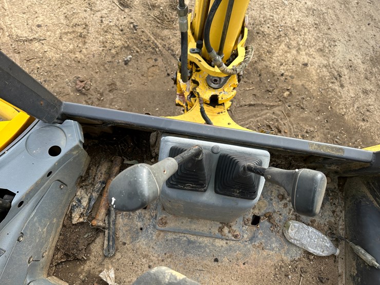 new-holland-lb75b-image-75