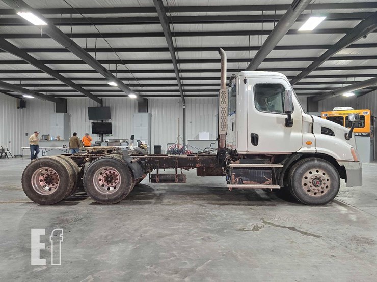 2016-freightliner-cascadia-113-image-6