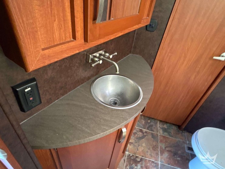 2014-crossroads-rv-elevation-t/a-5th-wheel-toy-hauler-travel-trailer-image-12