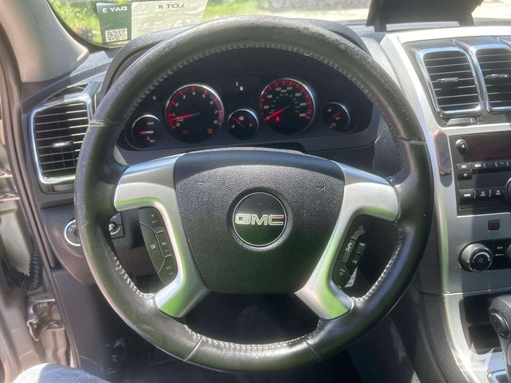 2010-gmc-acadia-image-13