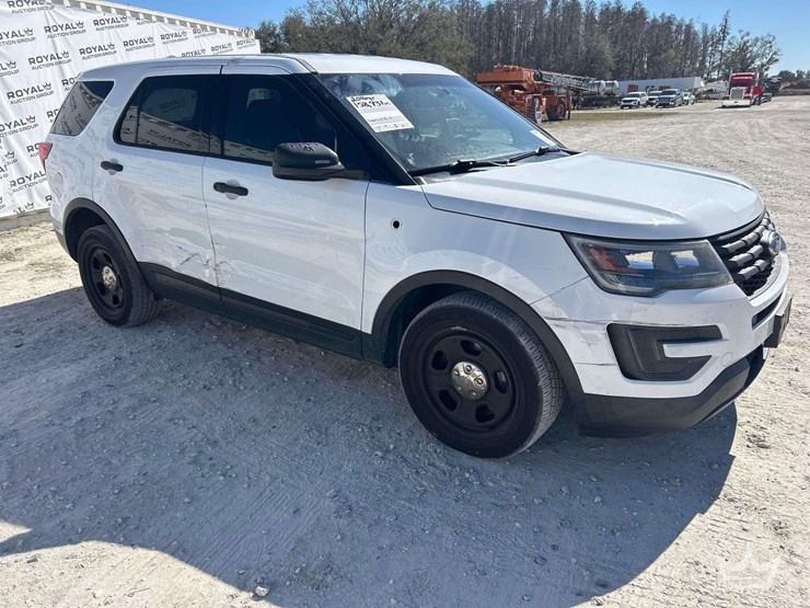 2016-ford-explorer-image-2