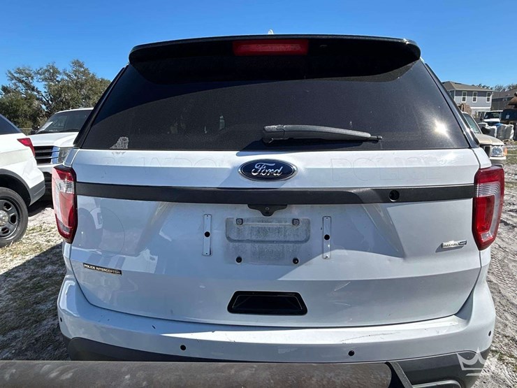 2017-ford-explorer-image-24