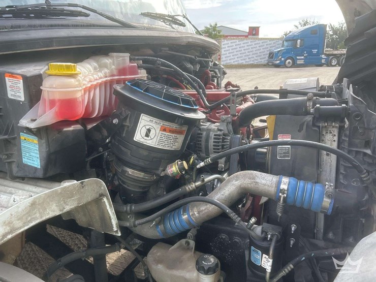 2019-freightliner-m2-106-image-23