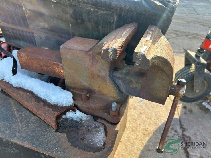 steel-work-bench/cabinet-with-vise-image-2