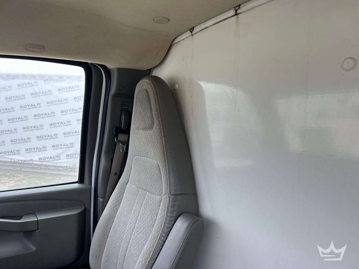 2017-chevrolet-express-12ft-box-van-w/-liftgate-image-20