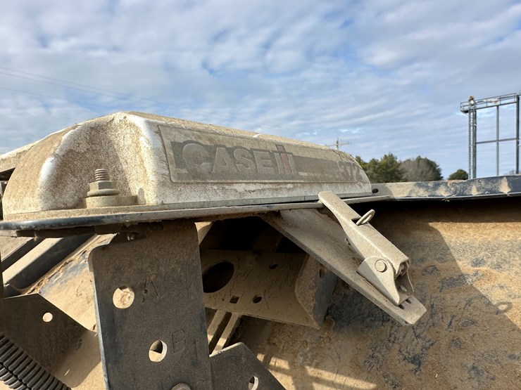 #38416-•-2016-case-axial-flow-8240-prwd-combine-yfg230343-image-65