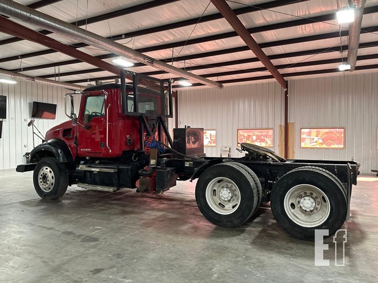 2012-mack-granite-gu713-image-4