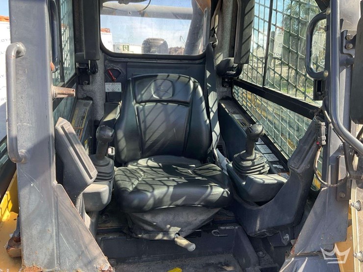 2013-deere-329e-image-8