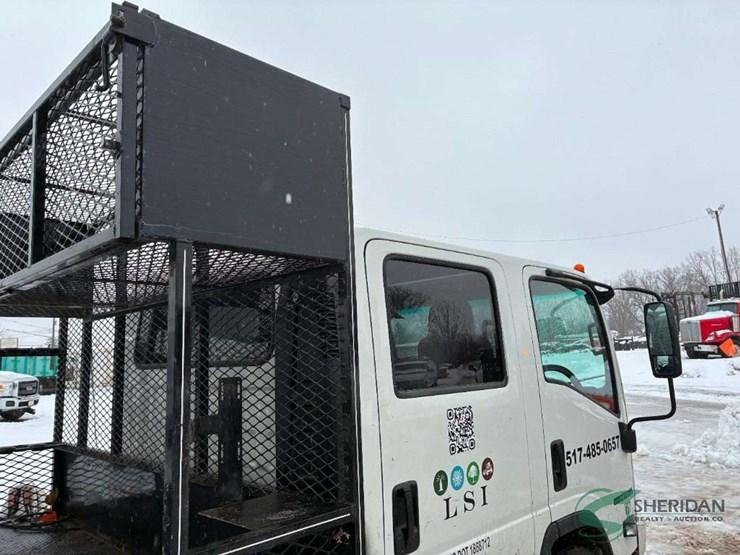 2023-isuzu-npr-image-19