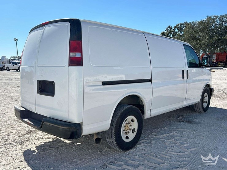 2017-chevrolet-express-2500-image-3