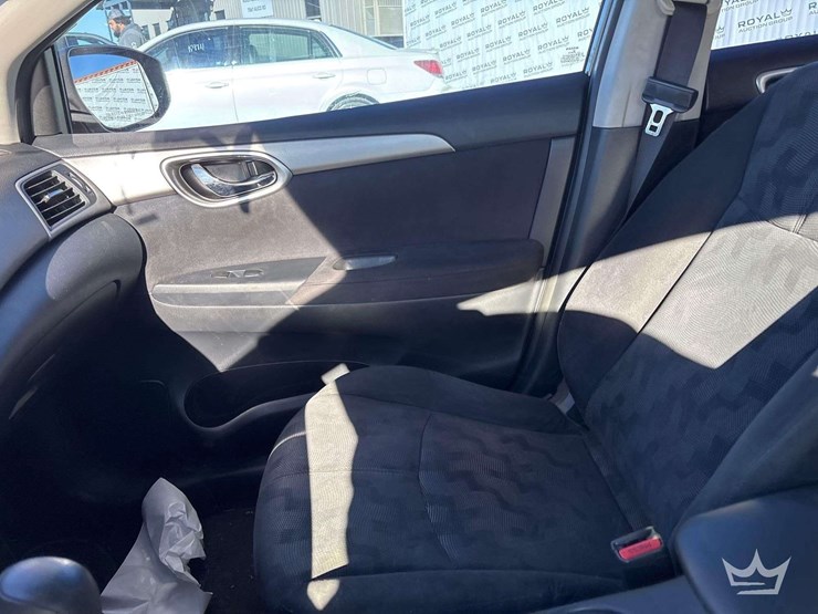 2013-nissan-sentra-sedan-image-16