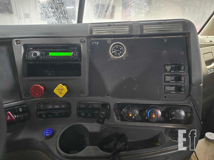 2016-freightliner-cascadia-113-image-14