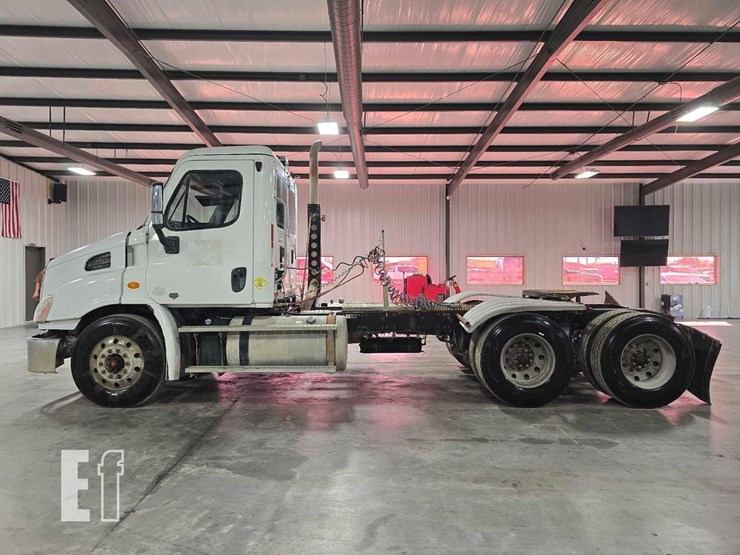 2016-freightliner-cascadia-113-image-5