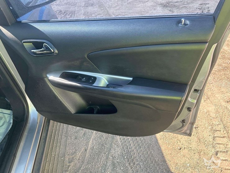 2015-dodge-journey-sxt-image-16