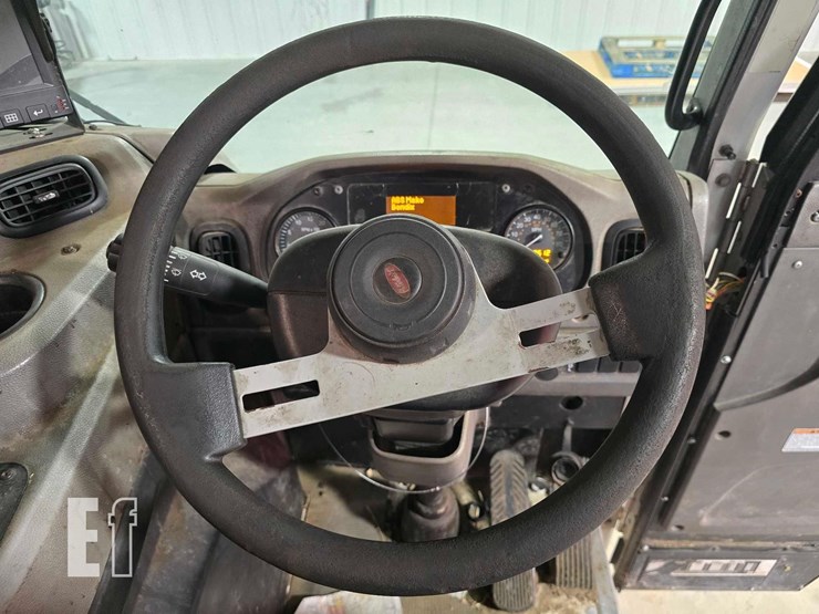 2020-peterbilt-520-image-11