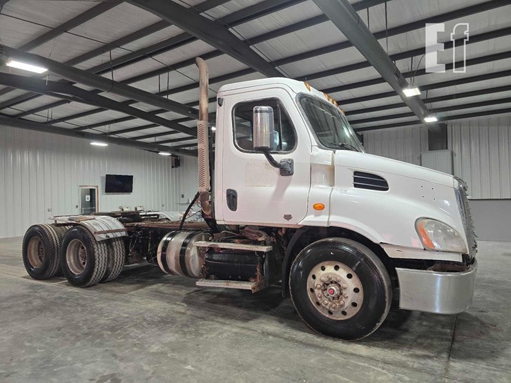 2016-freightliner-cascadia-113-image-2