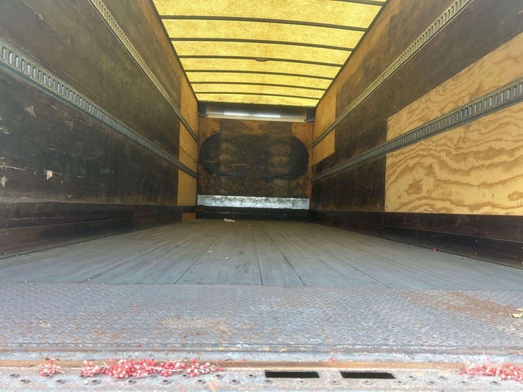 2019-freightliner-m2-106-image-12