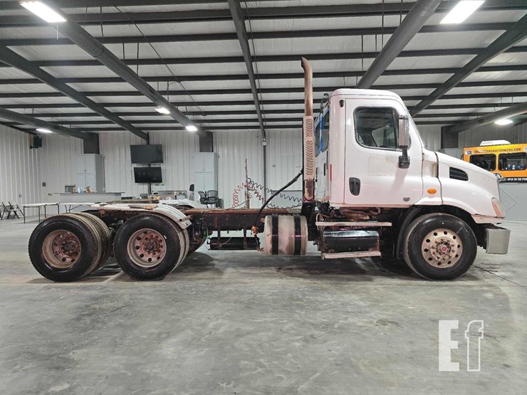 2016-freightliner-cascadia-113-image-6