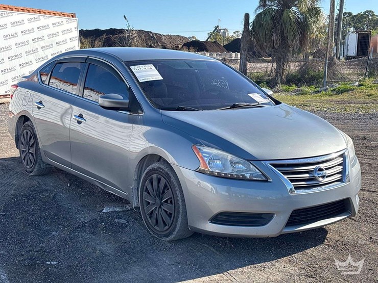 2013-nissan-sentra-sedan-image-2