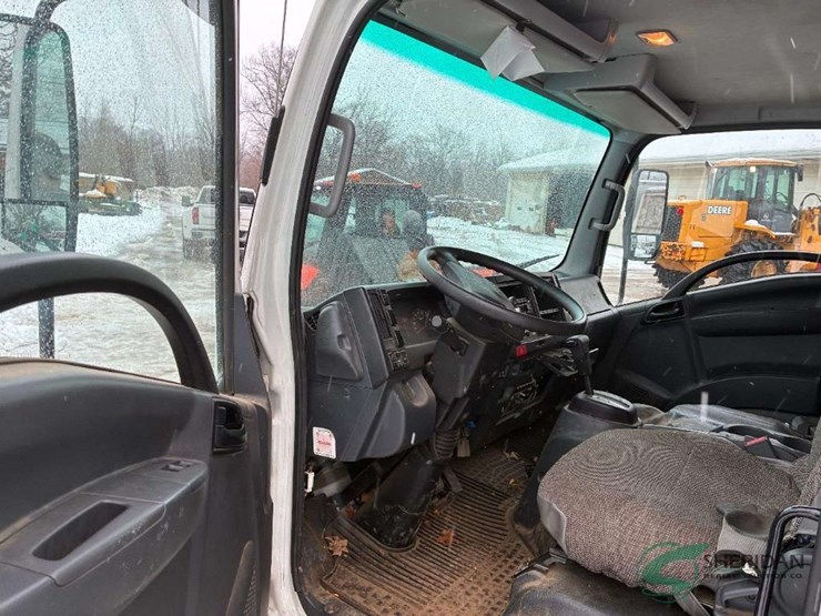 2023-isuzu-npr-image-25