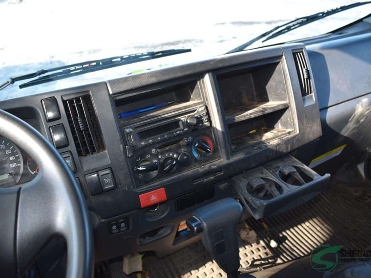 2023-isuzu-npr-image-59