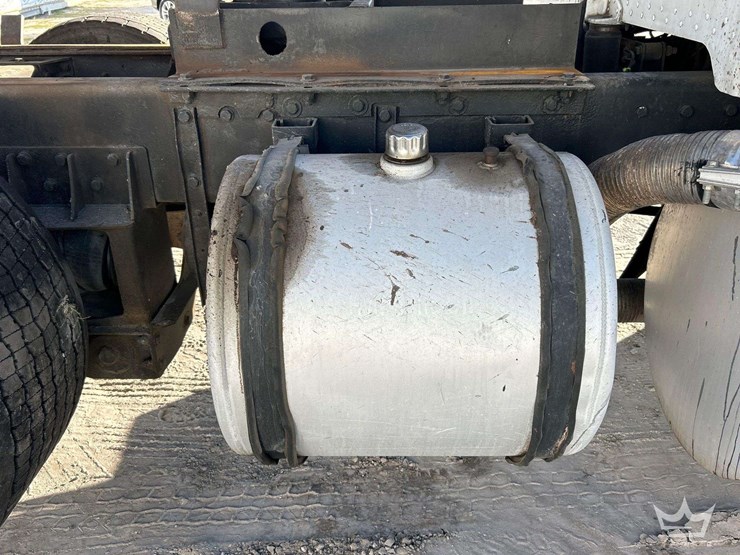 1995-peterbilt-379-image-31