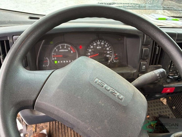 2023-isuzu-npr-image-31