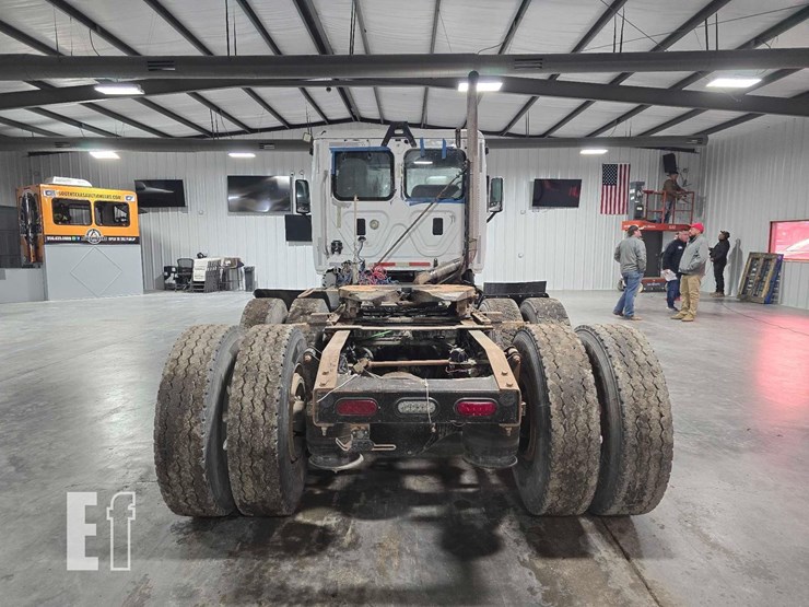 2016-freightliner-cascadia-113-image-8