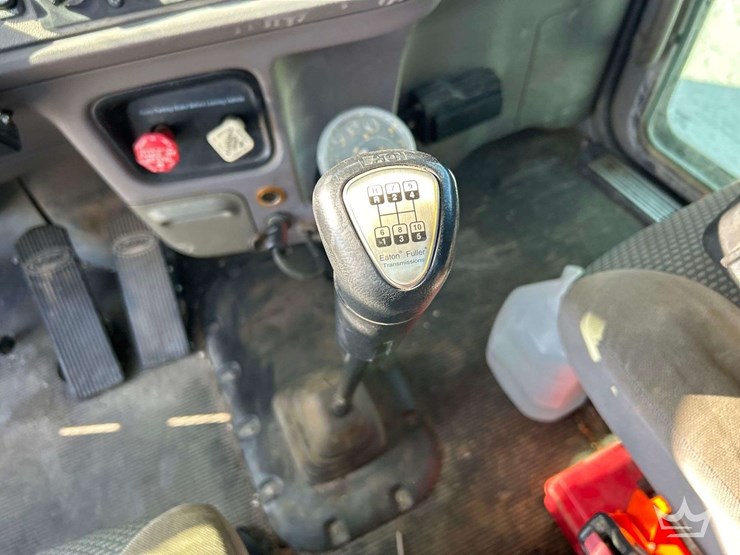 2011-peterbilt-365-image-18