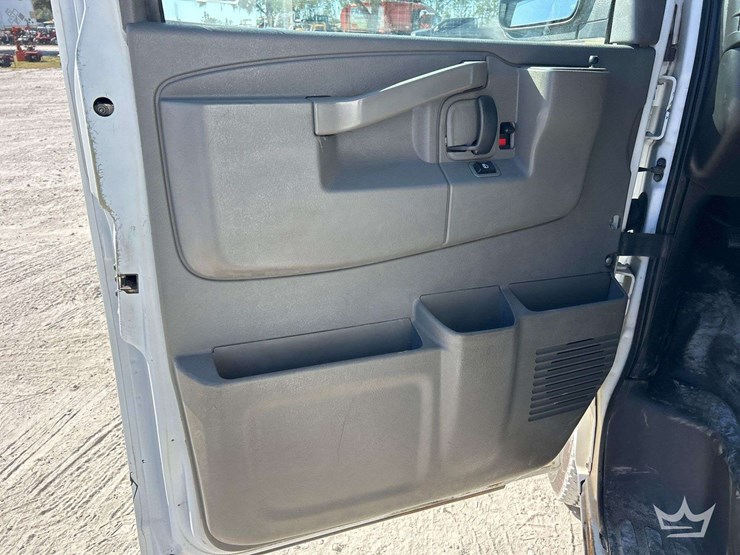 2017-chevrolet-express-2500-image-11