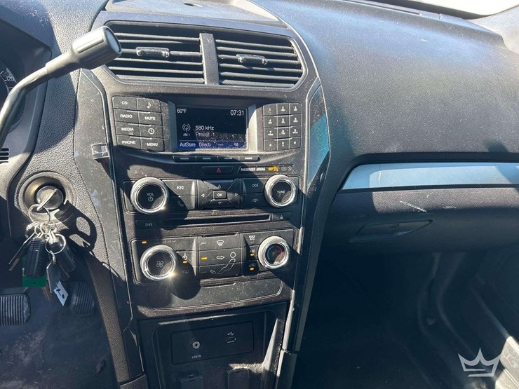 2016-ford-explorer-image-13