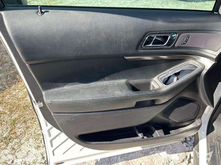 2017-ford-explorer-image-10