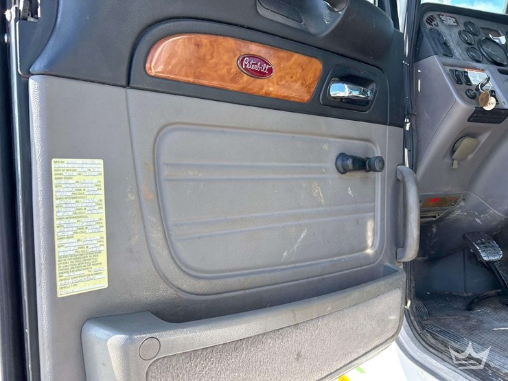 2011-peterbilt-365-image-10