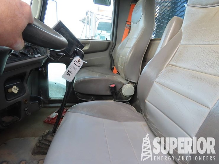 2011-peterbilt-367-image-10