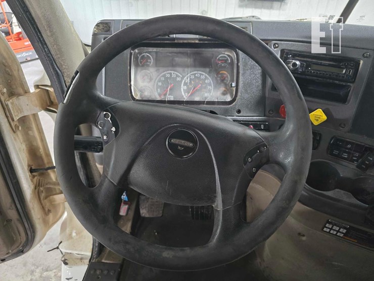 2016-freightliner-cascadia-113-image-10