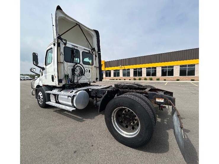 2020-freightliner-cascadia-116-image-2