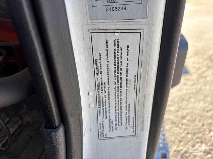 2005-volvo-vnm-day-cab-truck-tractor-image-9