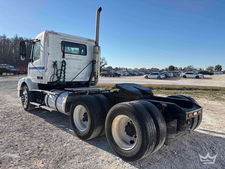 2005-volvo-vnm-day-cab-truck-tractor-image-4