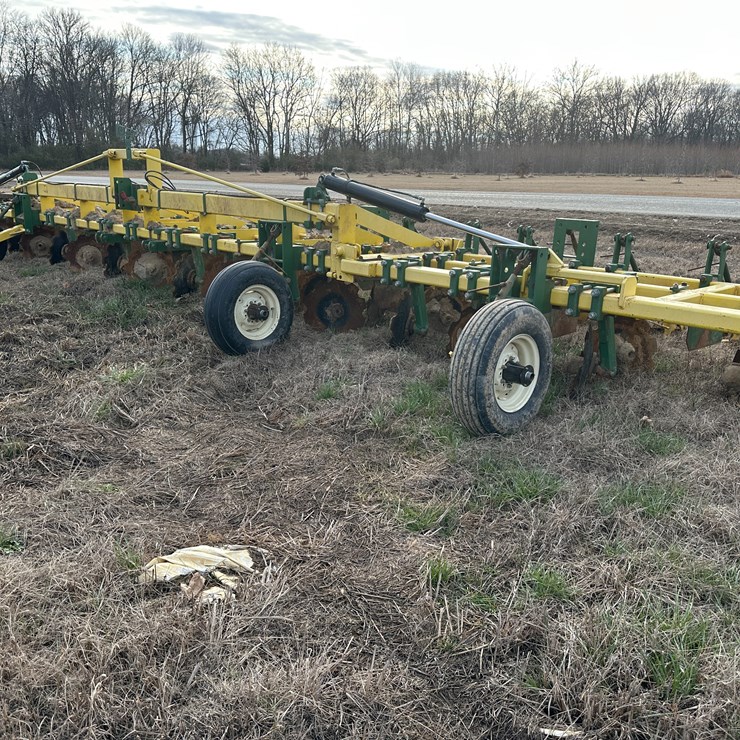 #38451 • Roll-A-Cone 16-row 30" Bedder Chopper