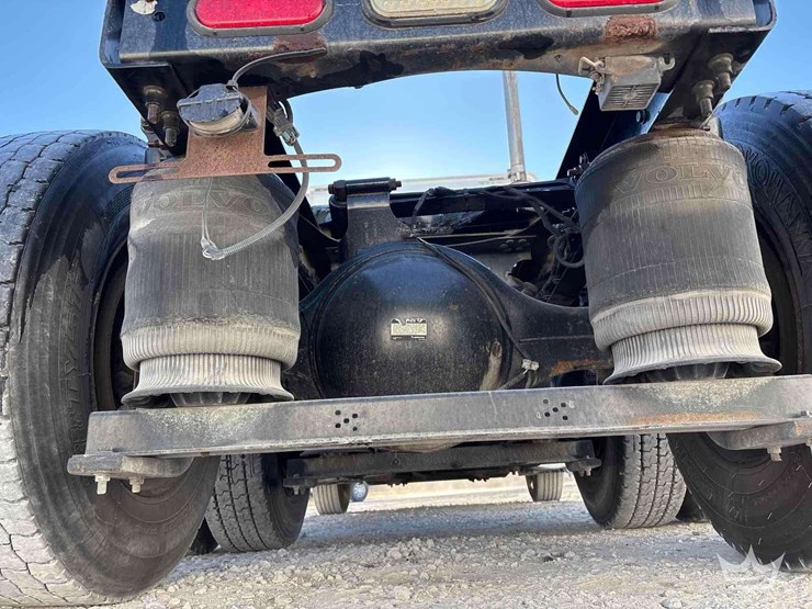 2005-volvo-vnm-day-cab-truck-tractor-image-32