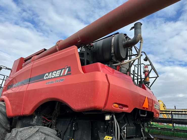 #38416-•-2016-case-axial-flow-8240-prwd-combine-yfg230343-image-18