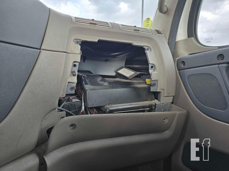 2018-freightliner-cascadia-113-image-21