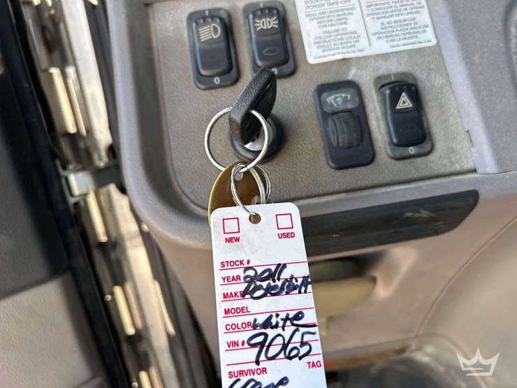 2011-peterbilt-365-image-32