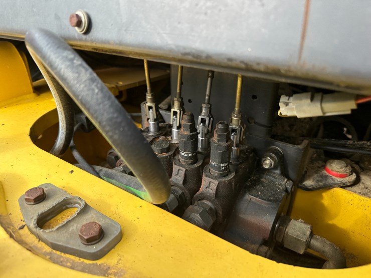 new-holland-lb75b-image-21