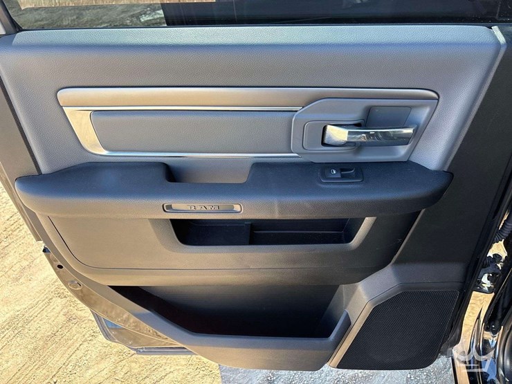 2021-ram-1500-slt-image-25