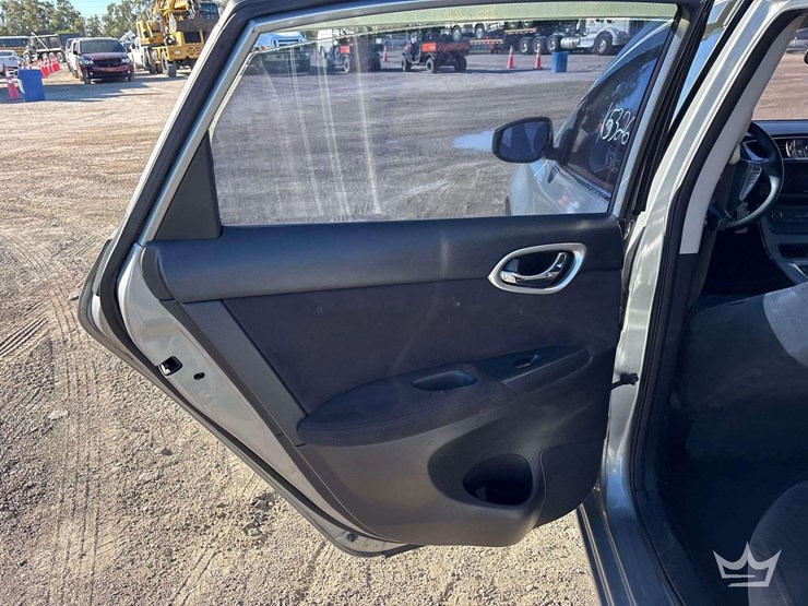 2013-nissan-sentra-sedan-image-17